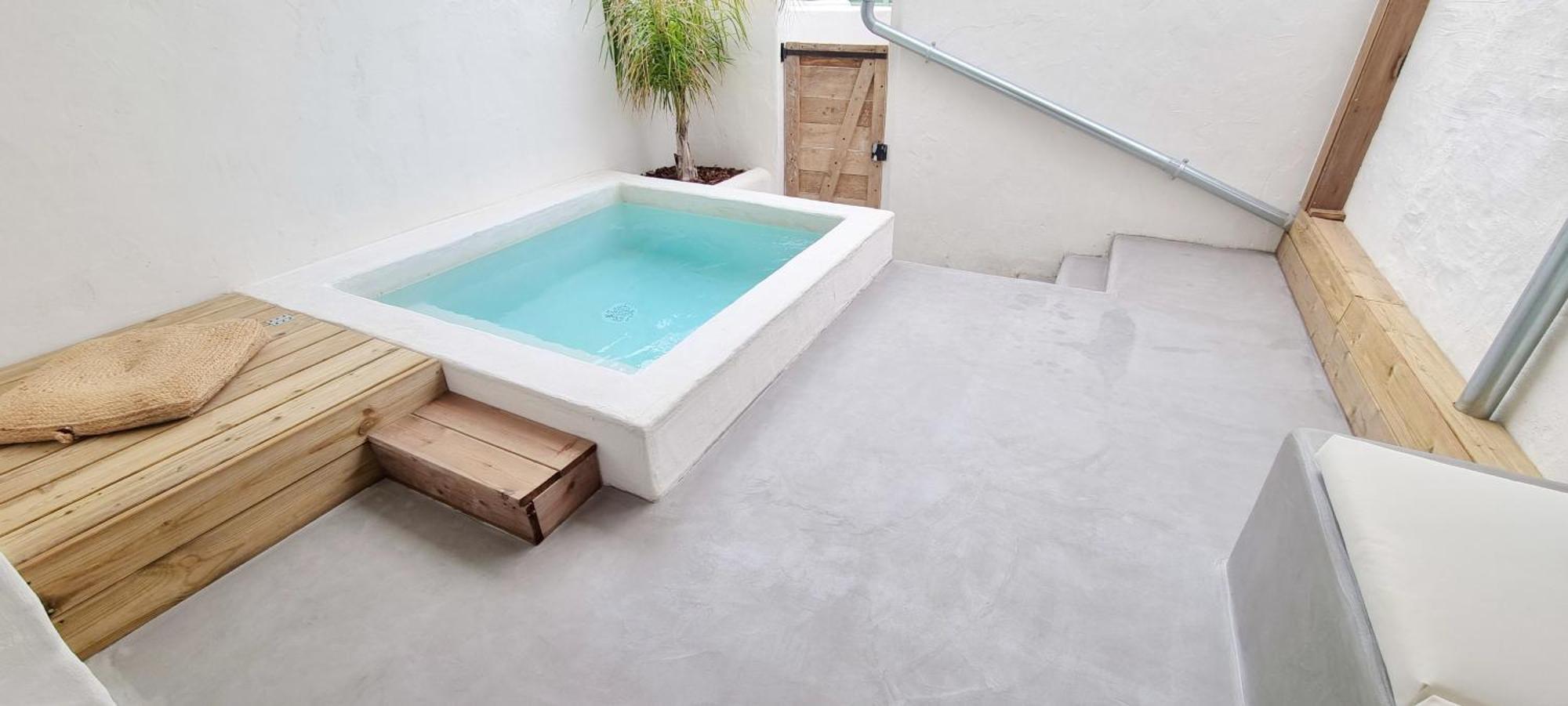 Xenonas Avec Petite Piscine